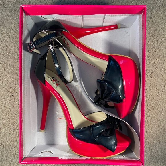 CR Collection Red and Black Bowtie Stilettos - Picture 2 of 9